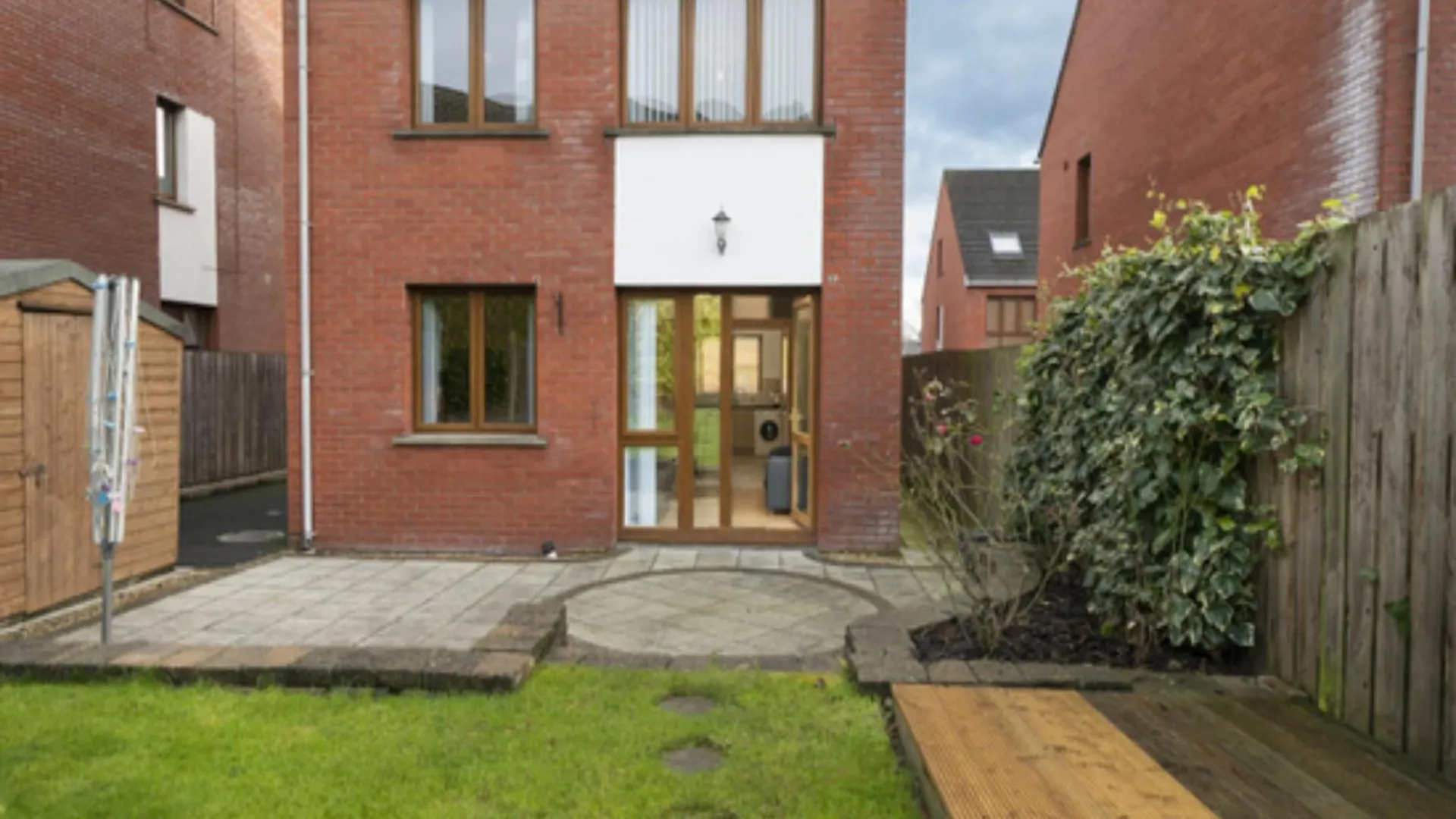 Pass The Keys Lovely 4Br Home W Garden 7 Min From City Centre location